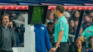 Mario Melero L&oacute;pez revisa en el VAR el penalti de Ciss a &Iacute;&ntilde;igo Mart&iacute;nez