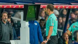 Mario Melero López revisa en el VAR el penalti de Ciss a Íñigo Martínez Mario Melero López revisa en el VAR el penalti de Ciss a Íñigo Martínez