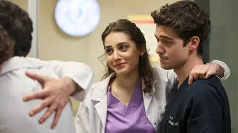 Aziz Uras regresa al hospital tras la tragedia: sus compañeros le dan una calurosa bienvenida Aziz Uras regresa al hospital tras la tragedia: sus compañeros le dan una calurosa bienvenida