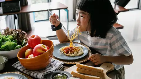 Niña comiendo Niña comiendo