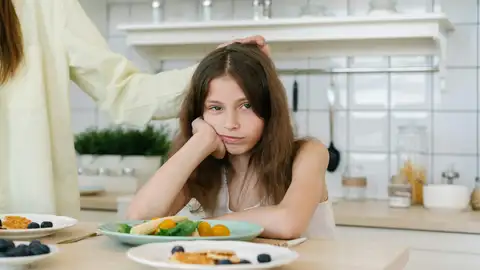Niña que no quiere comer Niña que no quiere comer