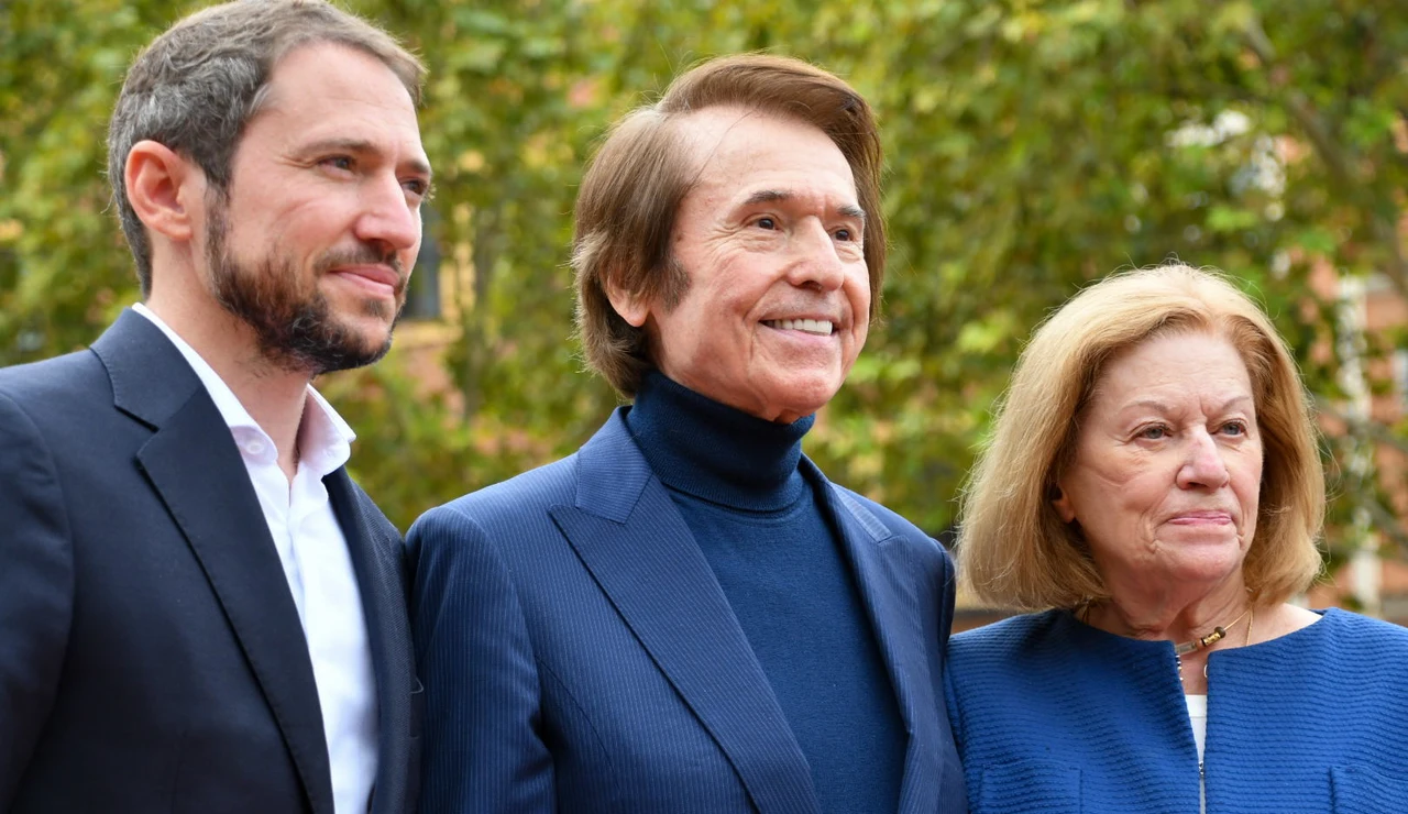 Manuel Martos, junto a sus padres Raphael y Natalia Figueroa