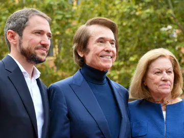 Manuel Martos, junto a sus padres Raphael y Natalia Figueroa Manuel Martos, junto a sus padres Raphael y Natalia Figueroa