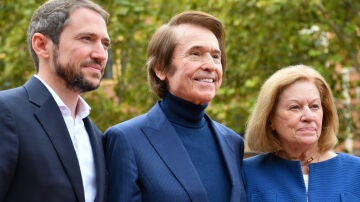 Manuel Martos, junto a sus padres Raphael y Natalia Figueroa