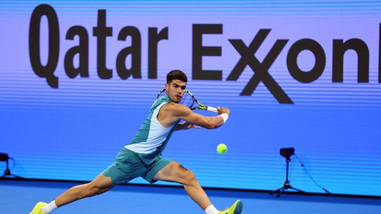 Carlos Alcaraz, en acci&oacute;n en el torneo de Doha