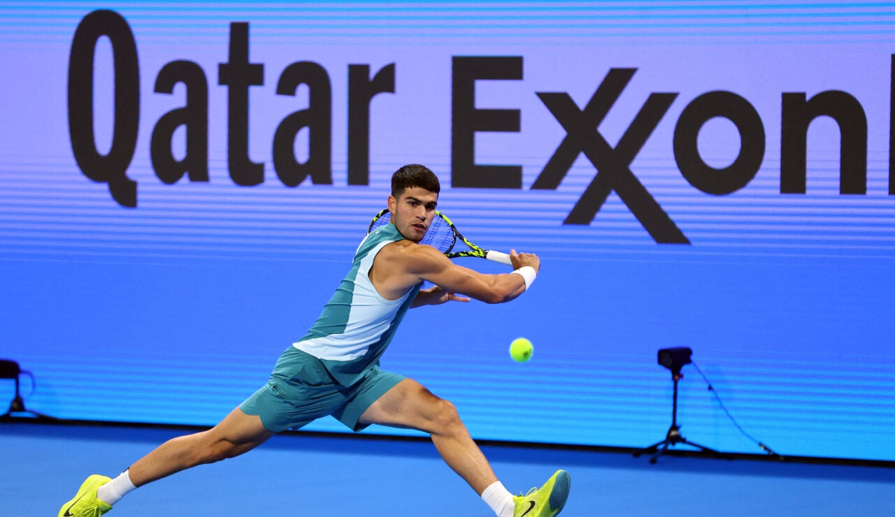 Carlos Alcaraz, en acci&oacute;n en el torneo de Doha