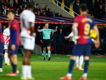 Melero López, en el momento de pitar el penalti en Cornellá