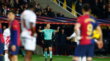 Melero López, en el momento de pitar el penalti en Cornellá