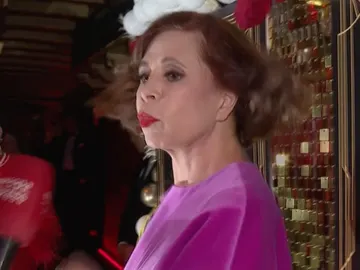 Ágatha Ruiz de la Prada corriendo, huyendo de la prensa Ágatha Ruiz de la Prada corriendo, huyendo de la prensa