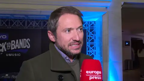 Manuel Martos atendiendo a la prensa Manuel Martos atendiendo a la prensa