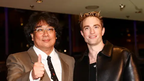 Robert Pattinson y Bong Joon Ho en el estreno de Mickey 17 en Londres Robert Pattinson y Bong Joon Ho en el estreno de Mickey 17 en Londres