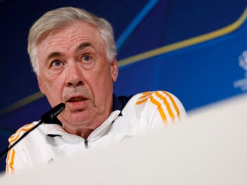 Carlo Ancelotti atiende a los medios de comunicación en Valdebebas