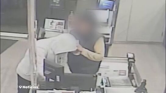 V&iacute;deo: Detenidos dos ladrones tras asaltar diez supermercados en Barcelona