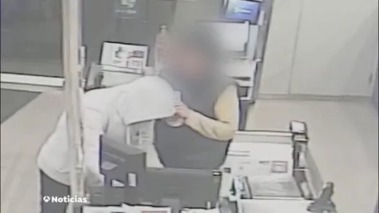 Vídeo: Detenidos dos ladrones tras asaltar diez supermercados en Barcelona Vídeo: Detenidos dos ladrones tras asaltar diez supermercados en Barcelona
