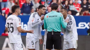 Munuera Montero habla con los jugadores del Real Madrid