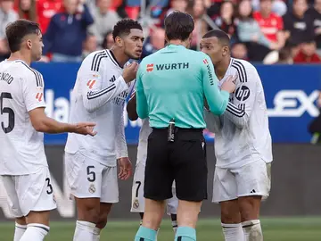 Munuera Montero habla con los jugadores del Real Madrid Munuera Montero habla con los jugadores del Real Madrid