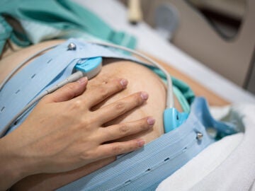 Imagen de archivo de una mujer embarazada en el hospital