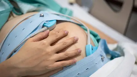 Imagen de archivo de una mujer embarazada en el hospital Imagen de archivo de una mujer embarazada en el hospital