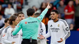 Martínez Munuera en el momento de expulsar a Jude Bellingham ante Osasuna Martínez Munuera en el momento de expulsar a Jude Bellingham ante Osasuna