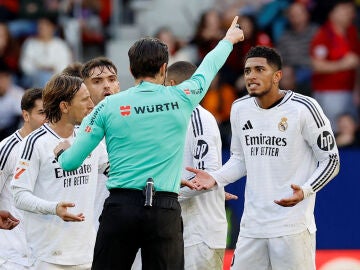 Martínez Munuera en el momento de expulsar a Jude Bellingham ante Osasuna