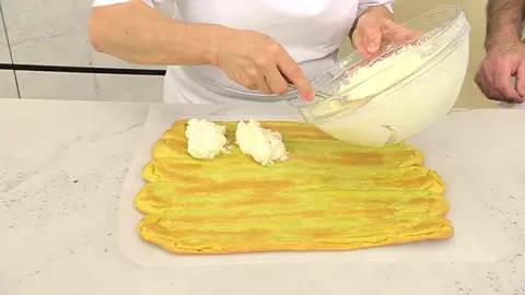 Extiende la crema sobre la lámica Extiende la crema sobre la lámica