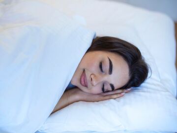 Imagen de archivo de una mujer durmiendo.