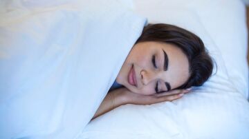 Imagen de archivo de una mujer durmiendo.