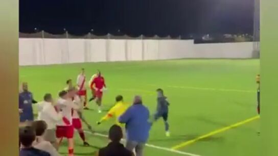 El v&iacute;deo de la pelea entre futbolistas y aficionados en Lanzarote