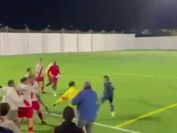 El vídeo de la pelea entre futbolistas y aficionados en Lanzarote