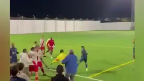 El vídeo de la pelea entre futbolistas y aficionados en Lanzarote El vídeo de la pelea entre futbolistas y aficionados en Lanzarote