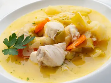 Porrusalda de merluza: la receta de Arguiñano para disfrutar de un clásico de la cocina vasca Porrusalda de merluza: la receta de Arguiñano para disfrutar de un clásico de la cocina vasca