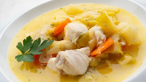 Porrusalda de merluza: la receta de Arguiñano para disfrutar de un clásico de la cocina vasca Porrusalda de merluza: la receta de Arguiñano para disfrutar de un clásico de la cocina vasca