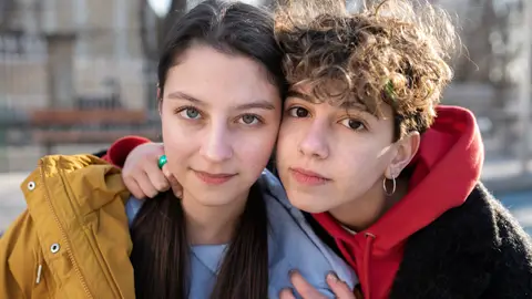 Dos jóvenes Dos jóvenes