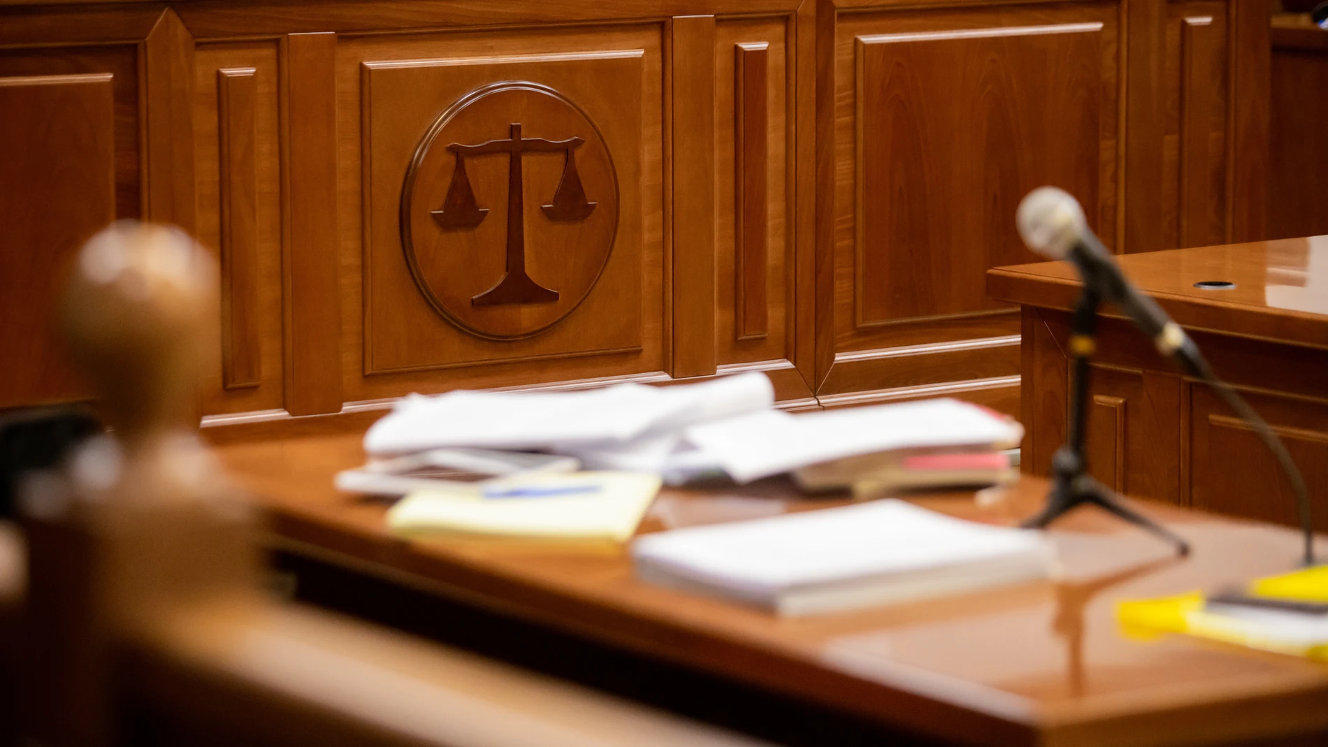 Imagen de archivo del interior de un juzgado Imagen de archivo del interior de un juzgado