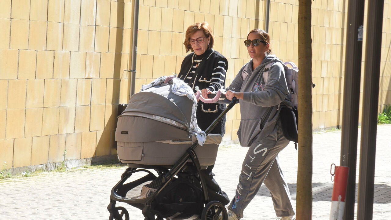 Anabel Pantoja Y David Rodr Guez Aterrizan En Sevilla Con Su Beb All Merchi Anabel Pantoja Sevilla 69