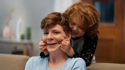 Dos niños juegan Dos niños juegan