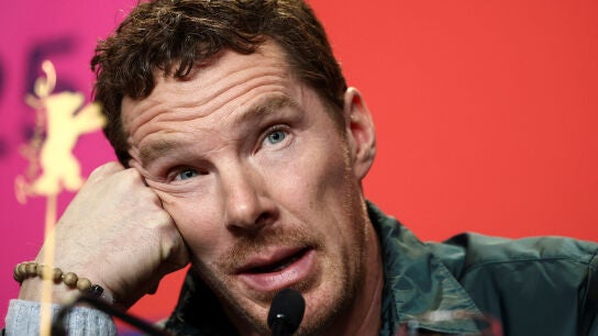 Benedict Cumberbatch en la Berlinale presentando The Thing with Feathers
