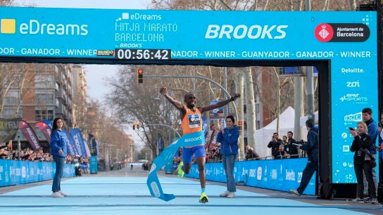 El ugand&eacute;s Jacob Kiplimo cruza la meta de la media marat&oacute;n de Barcelona