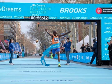 El ugandés Jacob Kiplimo cruza la meta de la media maratón de Barcelona