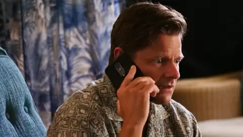 Steve Zahn como Mark Mossbacher en The White Lotus Steve Zahn como Mark Mossbacher en The White Lotus