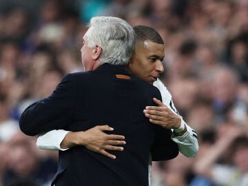 Carlo Ancelotti abraza a Mbappé tras su partido ante el City