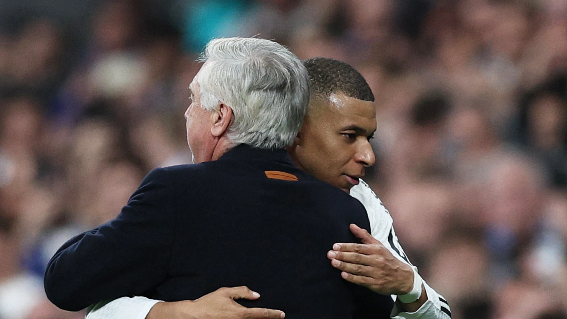 Carlo Ancelotti abraza a Mbappé tras su partido ante el City Carlo Ancelotti abraza a Mbappé tras su partido ante el City