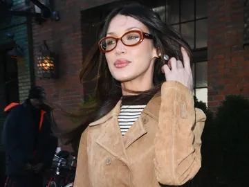 Bella Hadid con una cazadora de ante Bella Hadid con una cazadora de ante