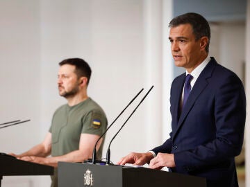 El presidente del gobierno español, Pedro Sánchez, y el presidente de Ucrania, Volodímir Zelenski​