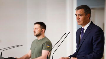 El presidente del gobierno español, Pedro Sánchez, y el presidente de Ucrania, Volodímir Zelenski​