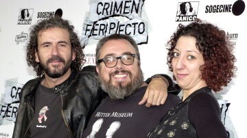 Alex de la Iglesia, durante la presentación de Crimen Ferpecto con Guillermo Toledo y Mónica Cervera