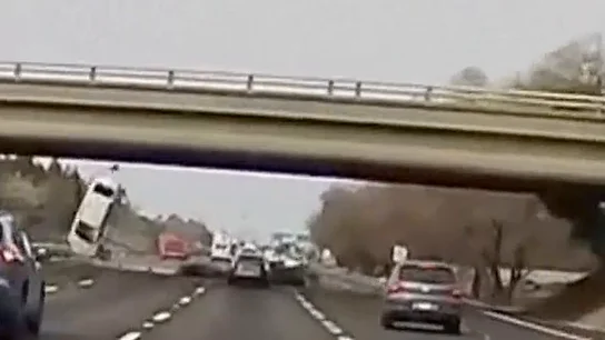 Impactante accidente en California: un vehículo cae desde un puente a una autopista transitada Impactante accidente en California: un vehículo cae desde un puente a una autopista transitada