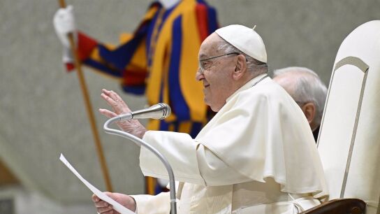 El Papa contin&uacute;a con su mejor&iacute;a y sigue con su actividad laboral, seg&uacute;n el Vaticano