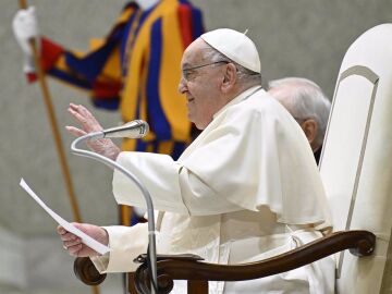 El Papa continúa con su mejoría y sigue con su actividad laboral, según el Vaticano