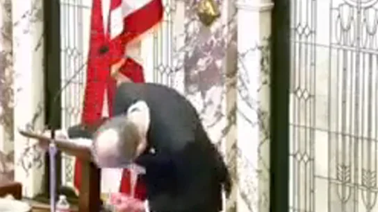 EL momento en el que Delbert Hosemann se desploma EL momento en el que Delbert Hosemann se desploma